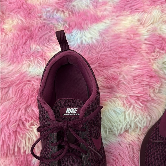 Nike Purple Sneakers Modern Athletic Design - Picture 2 of 5